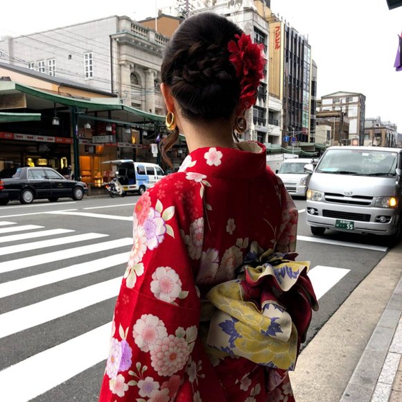 Sculptural Heart Shape Oval Hoop Earrings - Picture 5 of 12